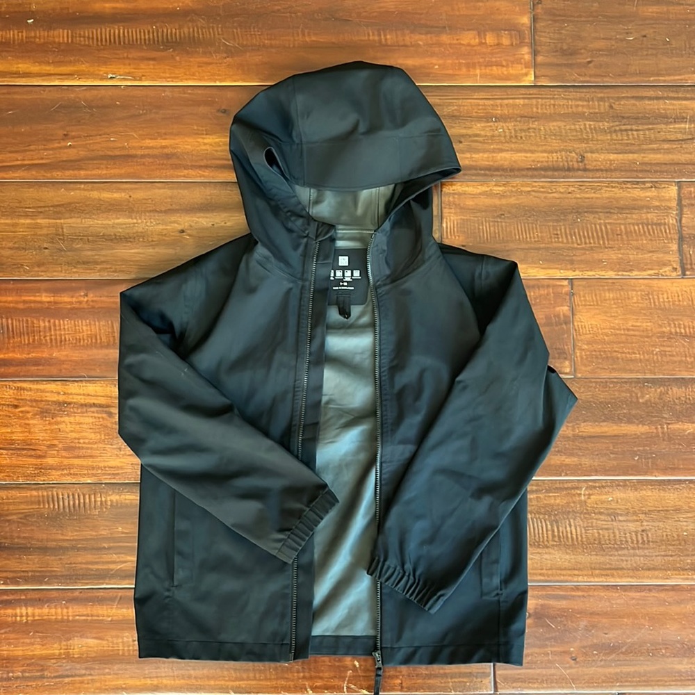 Uniqlo boys rain jacket in perfect condition